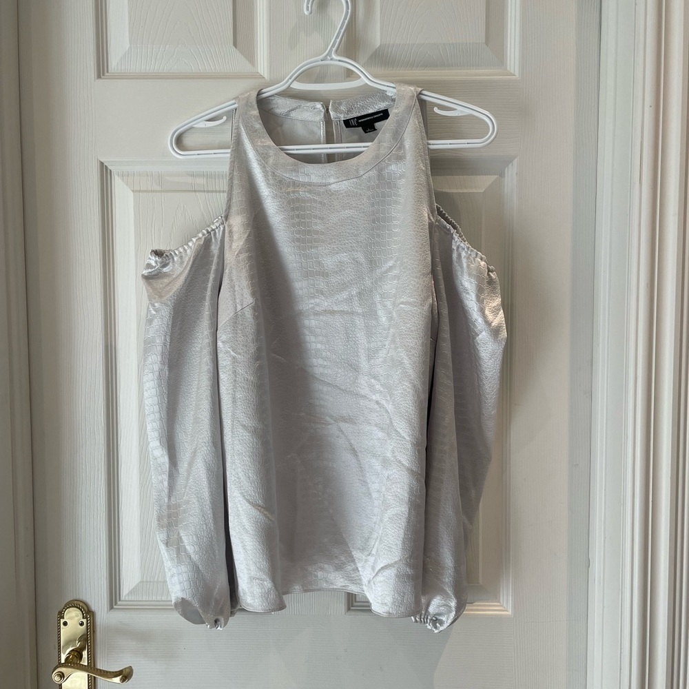 Woman’s cold shouldered silver/gray blouse